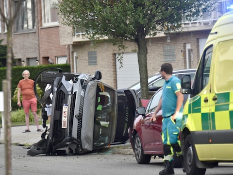 De wagen belandde op zijn zijkant.