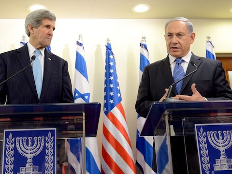 John Kerry op bezoek bij de Israëlische premier Netanyahu.