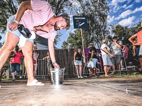 Benjamin dooft zijn sigaret in dé asbak van het festival