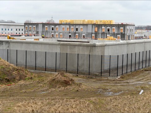De nieuwe gevangenis in aanbouw, foto uit april 2013.