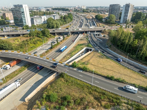 Lantis stelt de nieuwe snelwegonderdoorgang naar afrit Deurne even open voor het festival. 