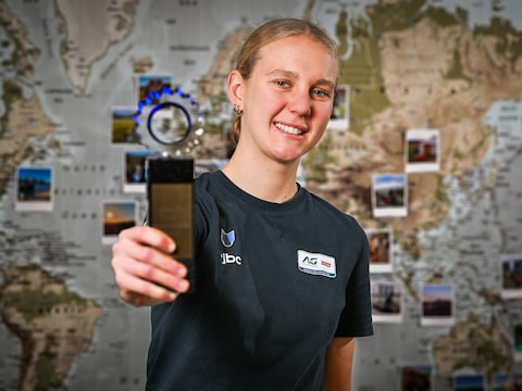 Lore De Schepper met haar trofee van ‘Belofte van het Jaar’.