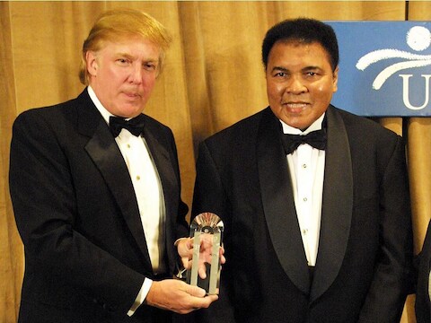 Muhammad Ali ontving in 2001 een humanitaire award van Donald Trump.