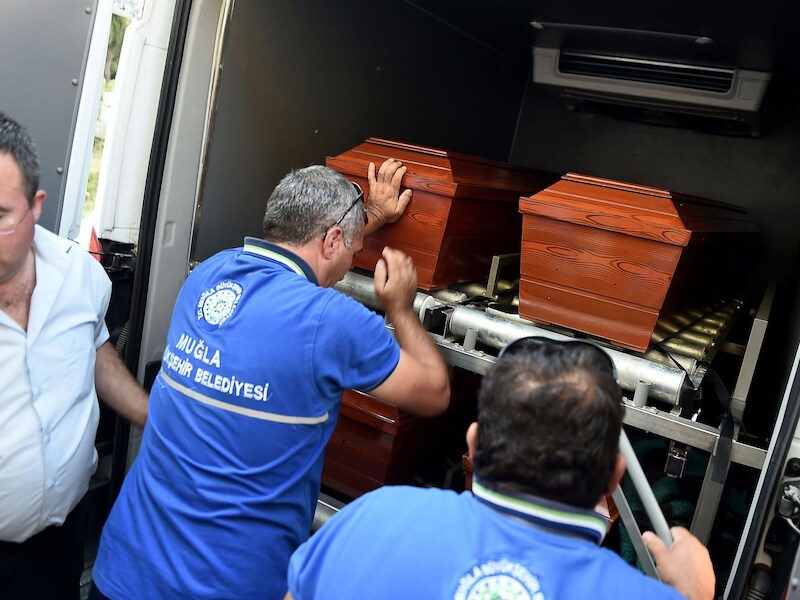 De kisten met de lichamen van Aylan en andere verdronken vluchtelingen worden weggevoerd in Zuid-Turkije