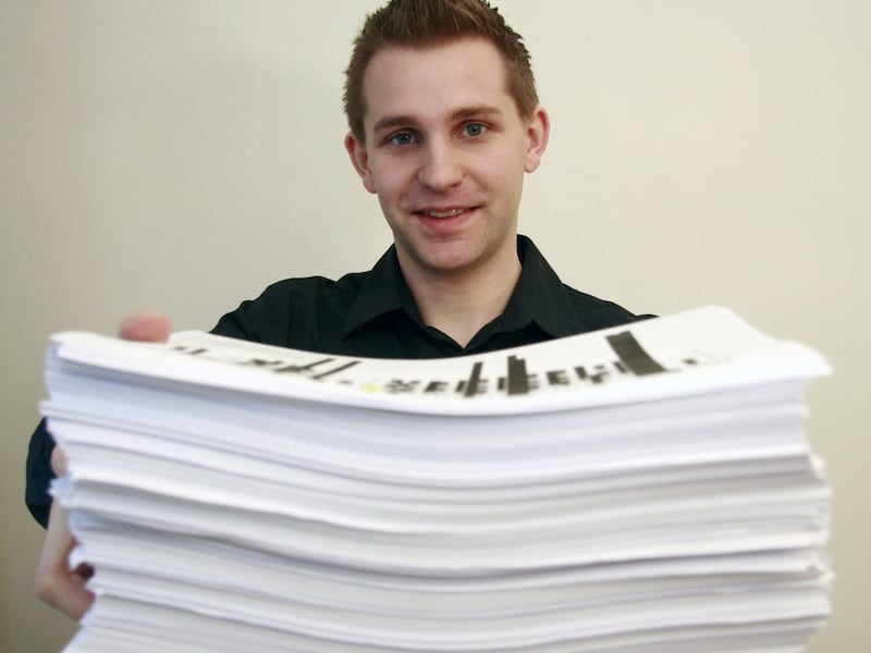 Vorig jaar vroeg Schrems aan Facebook om hem alle informatie op te sturen die het bedrijf over hem verzamelde in drie jaar tijd. Hier houdt hij het resultaat daarvan vast.