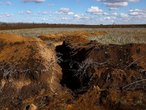 Een loopgraaf in het graanveld van Oleksandr Klepach, in Snihurivka.