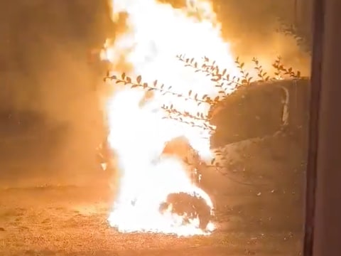 De bestelwagen brandde volledig uit. 