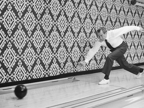 President Richard Nixon gooit een balletje op de bowlingbaan in het Eisenhower Executive Office Building. 
