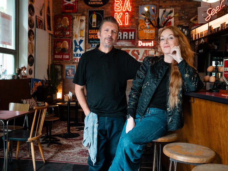 De ‘beste negroni van Antwerpen’ en een retro jukebox, dit is Bar Bakeliet: “Klanten aan de toog met elkaar laten babbelen... Ik kan dat goed”