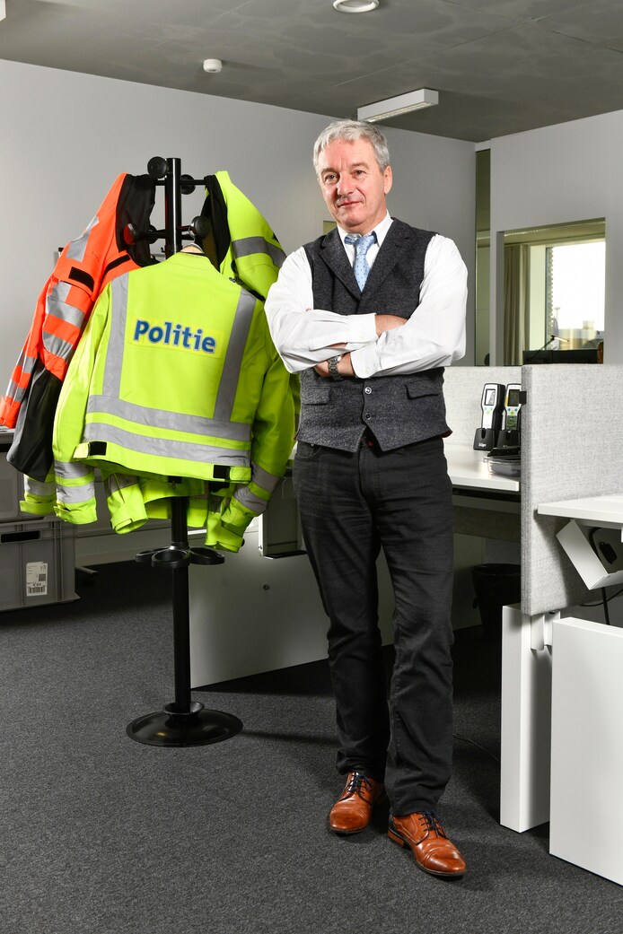 Topman lokale politie pleit voor nieuwe dienstkledij: “Ons uniform ...