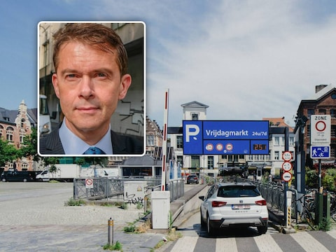 De vrijdagmarkt in Gent. Kadertje: Touring-woordvoerder Danny Smagghe.