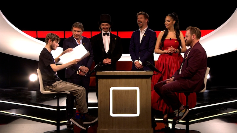 Felix Heremans met zijn oorkonde als winnaar van ‘De slimste mens’.