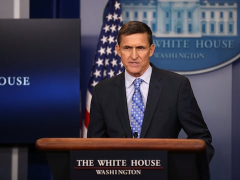 Veiligheidsadviseur Michael Flynn stapte op nadat hij in opspraak raakte toen uitkwam dat hij over de sancties jegens Rusland zou hebben gepraat met de Russische ambassadeur in de Verenigde Staten toen Barack Obama nog president was.
