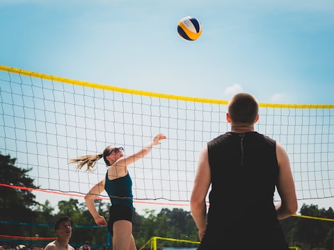 Aan het strand van Oostduinkerke kan je vanmiddag een tornooi volleybal spelen (illustratiebeeld).