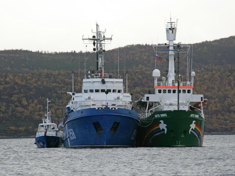 De Russische kustwacht enterde op 24 september de Arctic Sunrise van Greenpeace nadat de milieuactivisten een protestactie hadden gehouden tegen het Russische gasbedrijf Gazprom.