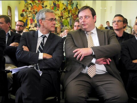 Vlaams minister-president Kris Peeters (CD&amp;V) naast N-VA-kopstuk Bart De Wever (R)