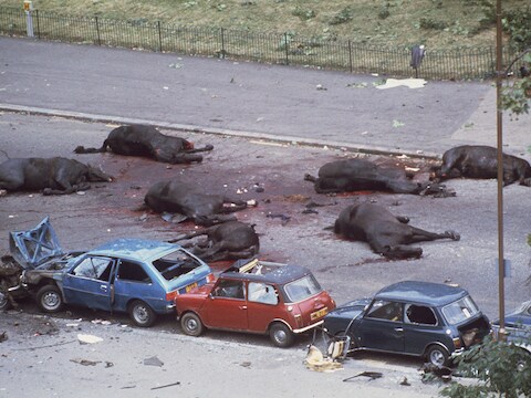 IRA-veteraan John Downey wordt verdacht van betrokkenheid bij de bomaanslag in 1982 op Britse ceremoniële troepen in het Londense Hyde Park. Bij de aanslag vonden vier militairen en zeven paarden de dood. Downey (62) werd vorig jaar op een luchthaven in Londen opgepakt, maar toonde de politie zijn vrijbrief.