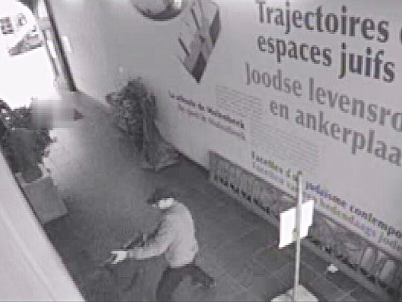 De federale politie verspreidde gisteren bewakingscamerabeelden waarop de schutter te zien is.