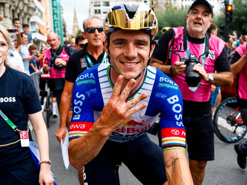 “Daar rijden we 12 rondjes, zeker hé?”: of hoe Remco Evenepoel na zegerecord in San Sebastián al aan het WK in Canada denkt