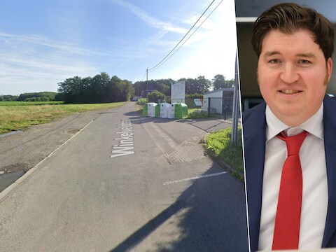 Op deze plek, rechtover het recyclagepark van Meise, werd er een hoop van twee ton sluikstort aangetroffen. Op foto: schepen van Afvalbeleid Jonathan De Valck (N-VA)