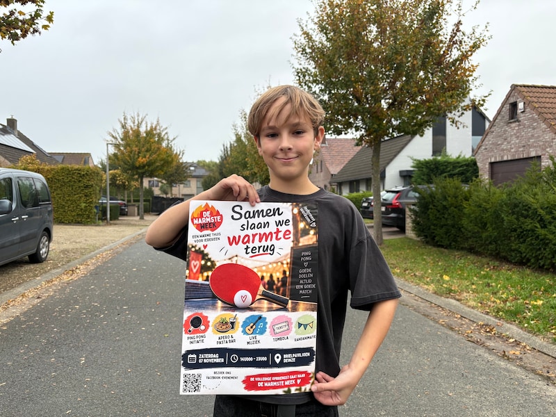Miel Duchatelet met zijn affiche voor De Warmste Week-actie. 