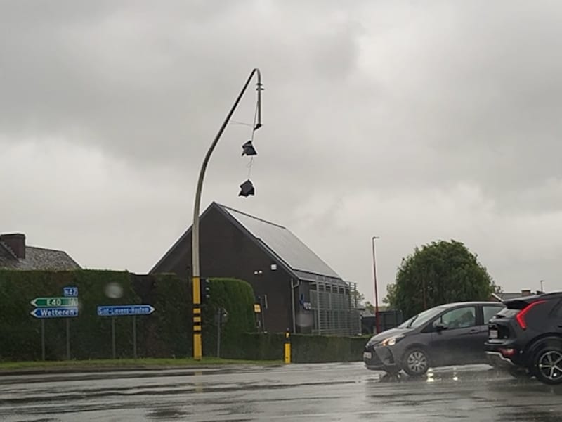 Een verkeerslicht hangt te bengelen aan een paal in Oosterzele.