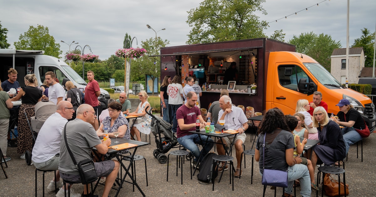 Smullen geblazen op uitgebreide foodtruckmarkt: ook handelaars strijken neer op plein voor gemeenteh