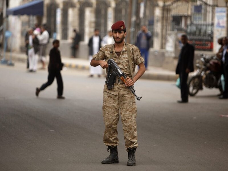 Een militair bij een checkpoint in Sana'a.