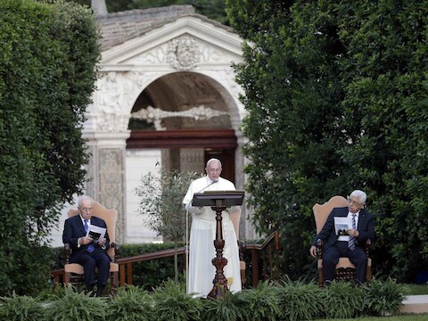 Paus Franciscus, geflankeerd door de Israëlische president Shimon Peres (links) en de Palestijnse president Mahmoud Abbas.