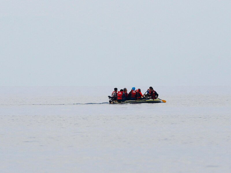 Vluchtelingen in een rubberbootje voor de kust van het Griekse eiland Kos.