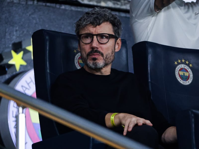 Bondscoach Mark van Bommel woont debuut van Romelu Lukaku bij Fenerbahçe bij en had ook gesprek met hem in Istanboel