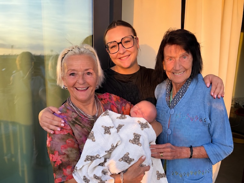 Tamara Van Mieghem (links), Pauline Van Damme met dochter Sía (midden) en Maria Maes (rechts).