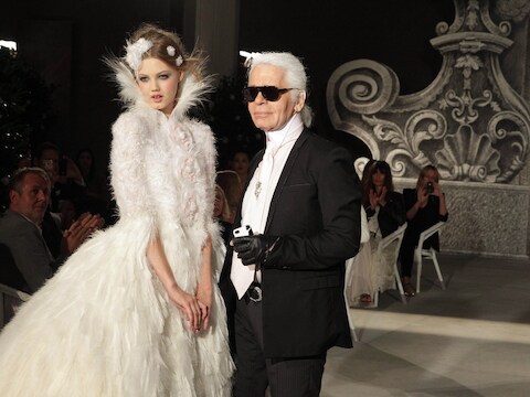 Karl Lagerfeld met een van de creaties voor Chanel.