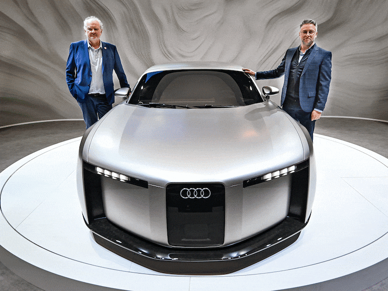 HLN-mobiliteitsexperten Joost Bolle en Brecht Vanhaelewyn op het Autosalon in Brussel.