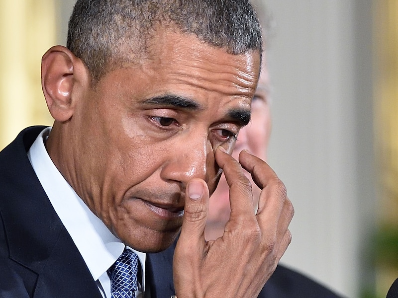 Obama is in tranen wanneer hij het over de schietpartij in Sandy Hook Elementary School heeft.