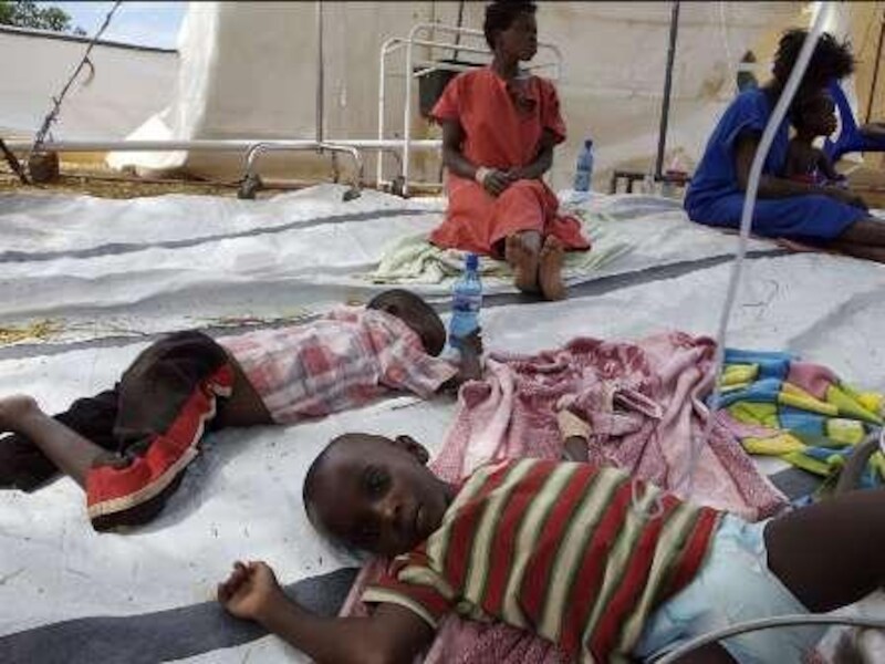 Slachtoffers van de cholera krijgen vocht toegediend.