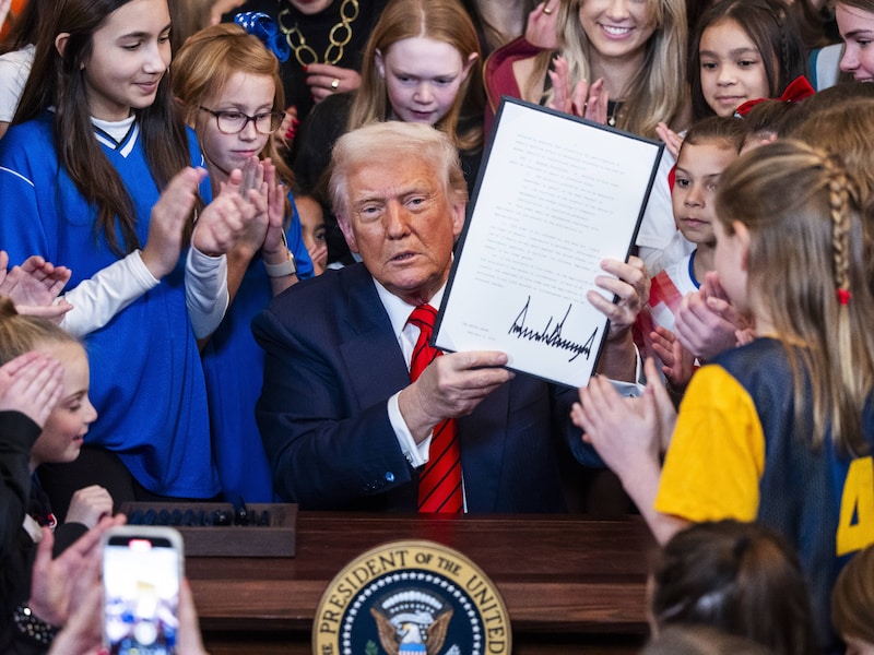 Trump dreigt transgenderatleten toegang tot Amerika te ontzeggen voor Olympische Spelen in Los Angeles