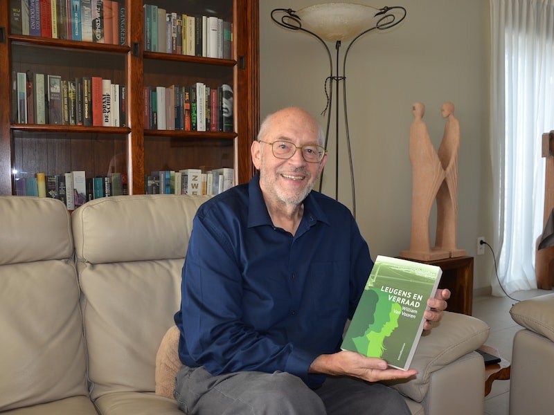 Auteur William Van Vooren met zijn nieuwe boek.