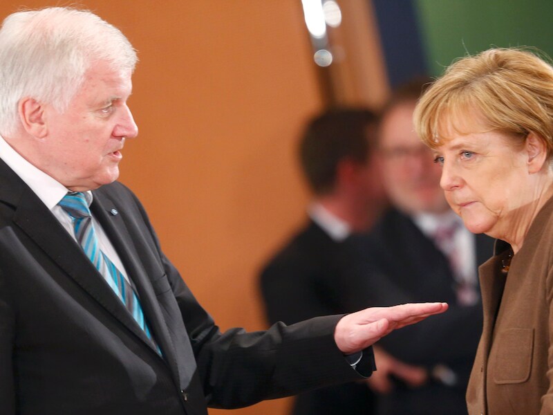 De Beierse minister-president Horst Seehofer (CSU) en Bondskanselier Angela Merkel (CDU) in betere tijden.