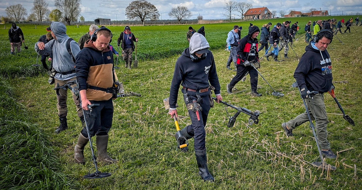 185 schattenjagers trekken de velden in met metaaldetector: “Deze Keltische munt is 2000 jaar oud”