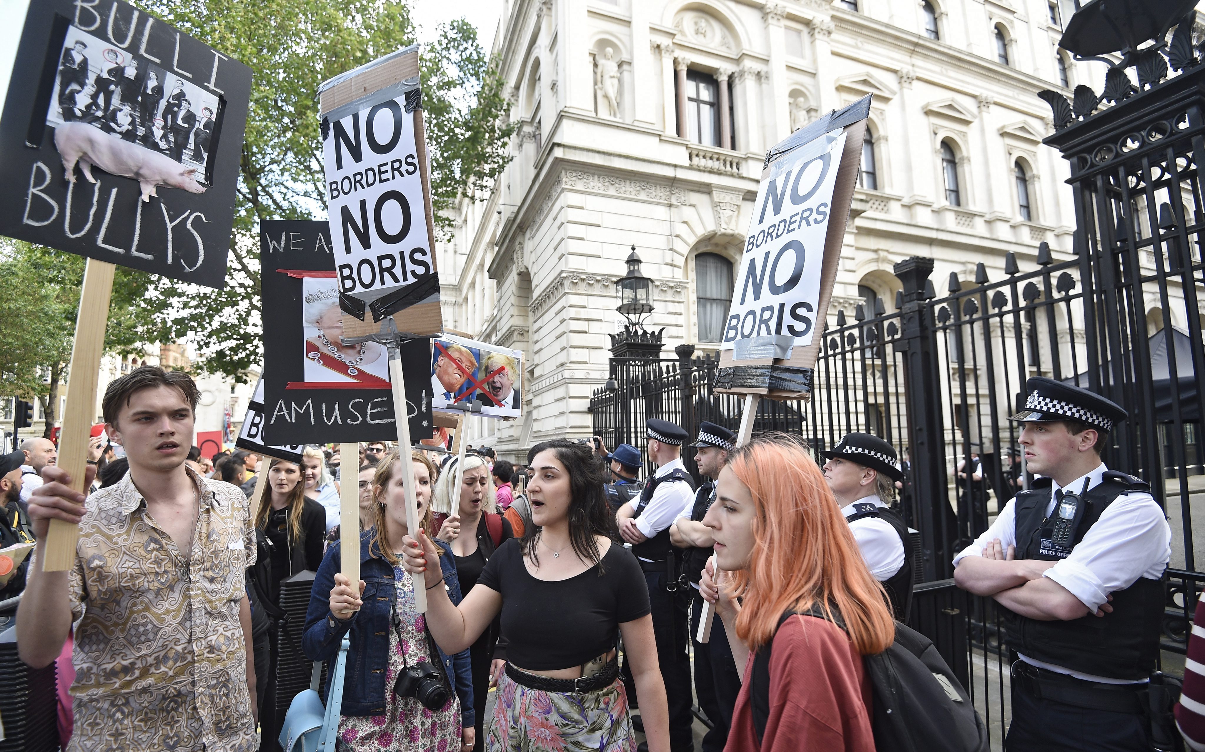 Betogers verzamelen aan 10 Downing Street in Londen.