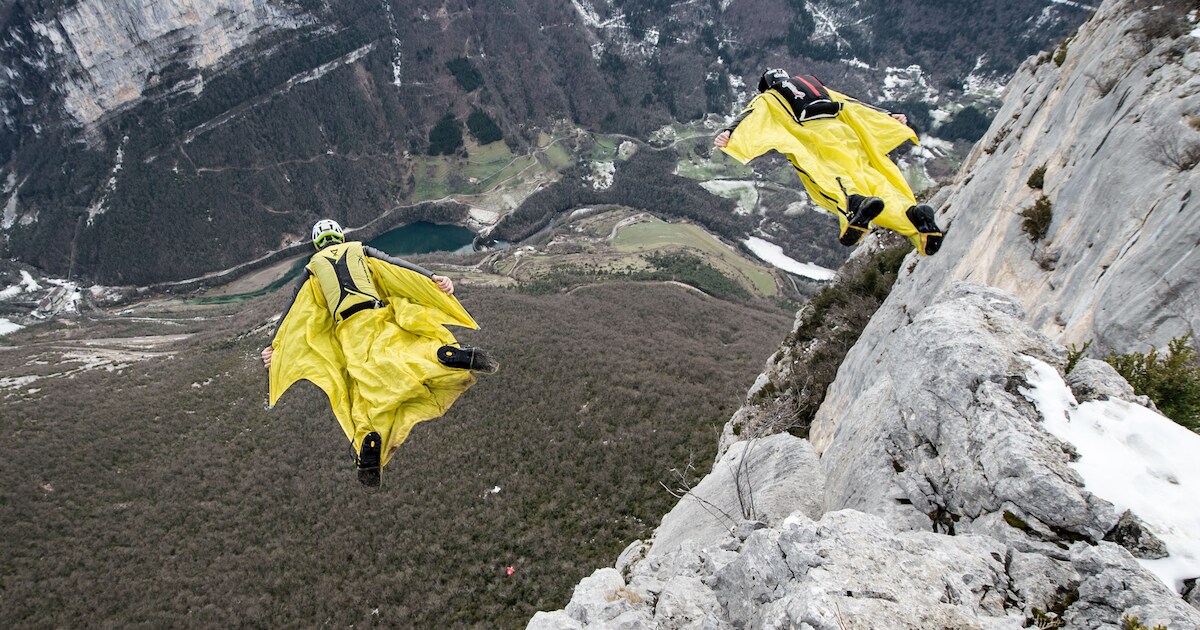 Twee vrouwen botsen tijdens sprong met wingsuit en storten neer in ...