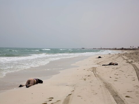 Lichamen liggen verspreid op het strand van Zuwara, ten westen van Tripoli.
