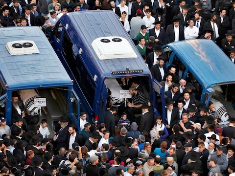 Drie slachtoffers van de aanslag op de synagoge tijdens de begrafenis.