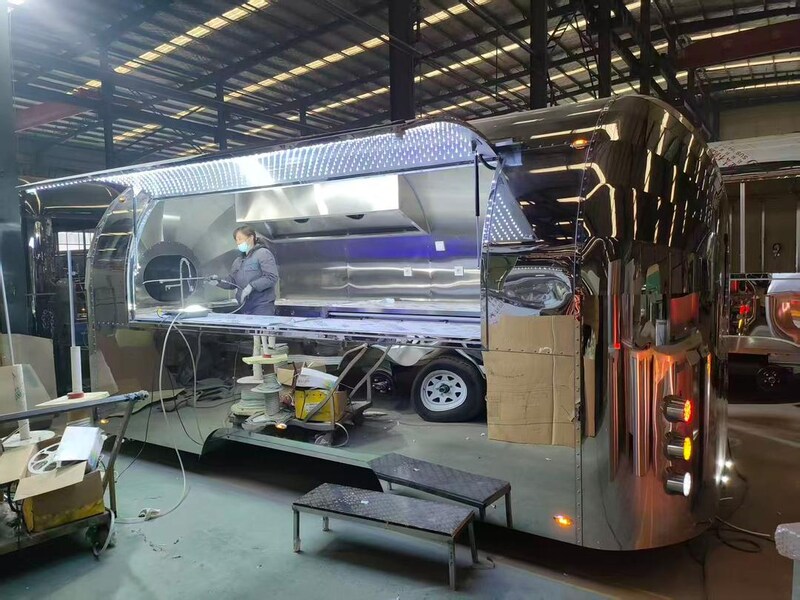 Een Airstreamer, het paradepaardje, wordt afgewerkt. Elke foodtruck kan op maat gebouwd worden.