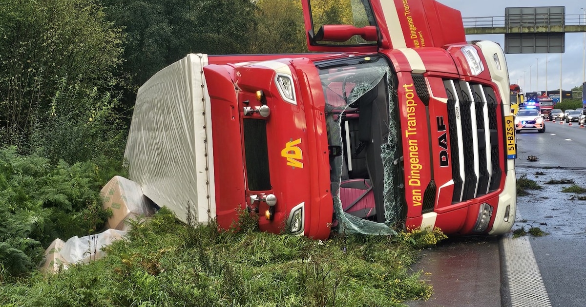 Drie kwartier file op E313 richting Hasselt door gekantelde vrachtwagen in Ranst: weg wel weer vrij