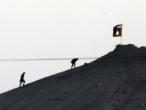 In de strijd om de Noord-Syrische stad Kobani, bij de Turkse grens, heeft Islamitische Staat zijn zwarte vlag gehesen op een berg nabij de stad. Een fotograaf van het persagentschap Reuters kon dit maandag vastleggen op camera.