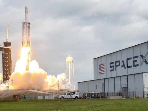 Archiefbeeld ter illustratie. Een Falcon 9-raket van het commerciële ruimtevaartbedrijf SpaceX moet de satelliet lanceren vanop de militaire basis Vandenberg in de Amerikaanse staat Californië