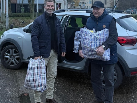 Koen Van de Wouwer en Leo Haucourt gaan rond met de kerstpakketten. 