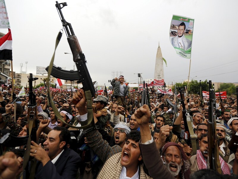 Gewapende supporters van de Houthi's demonstreren in Sanaa tegen de luchtaanvallen van de coalitie onder leiding van Saoedi-Arabië.